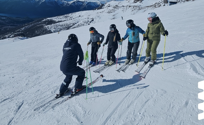 Grupos de esquiadores aprendiendo en las pistas de Cerro Catedral