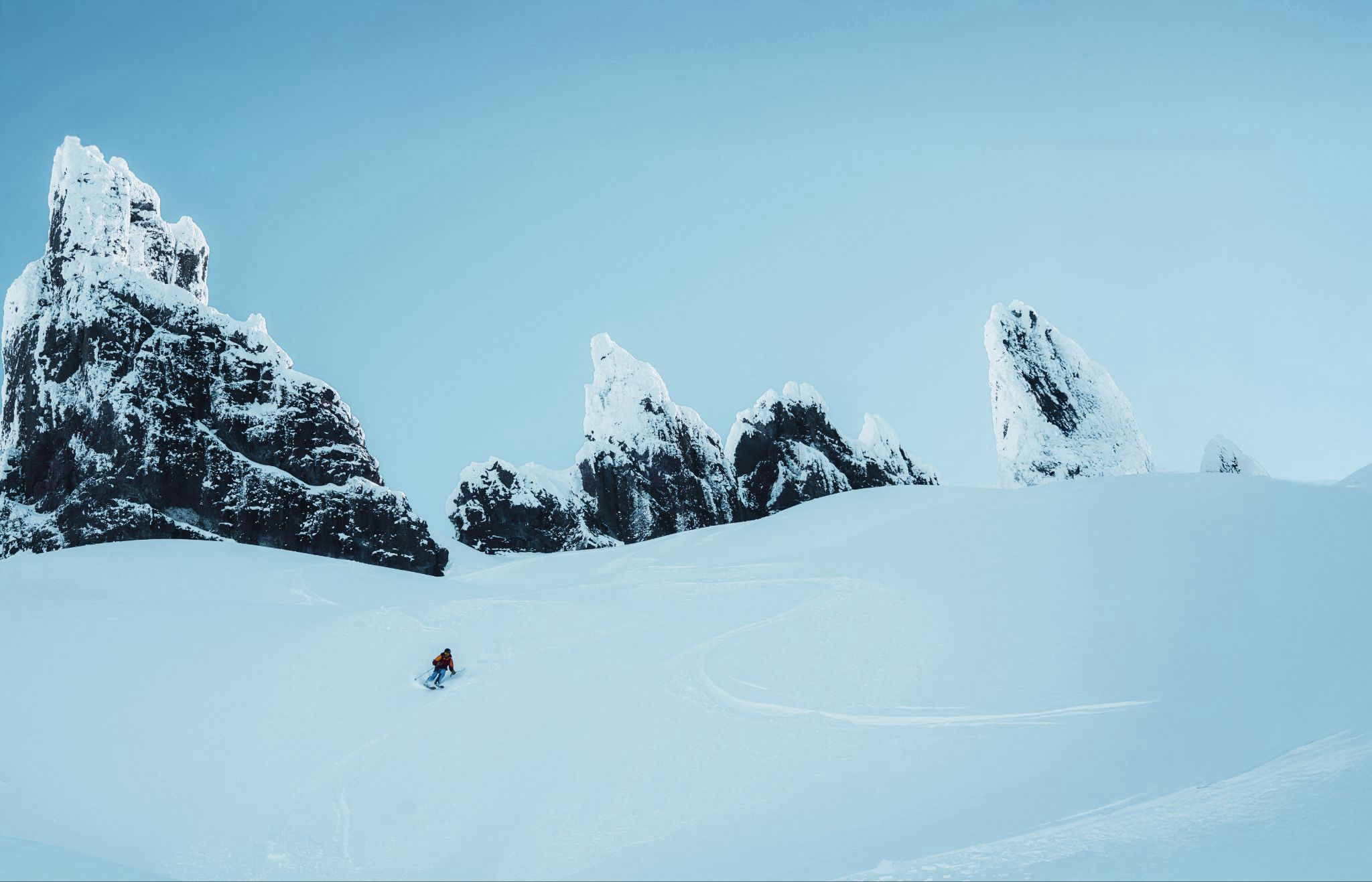 Cerro Catedral cubierto de nieve fresca en temporada alta