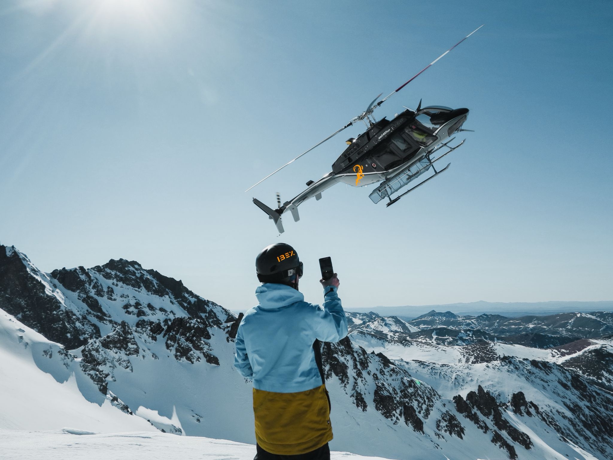 Premium Service - Private lodge with food and open bar, led by a private chef. Enjoy luxury and comfort after an epic day in the mountains.