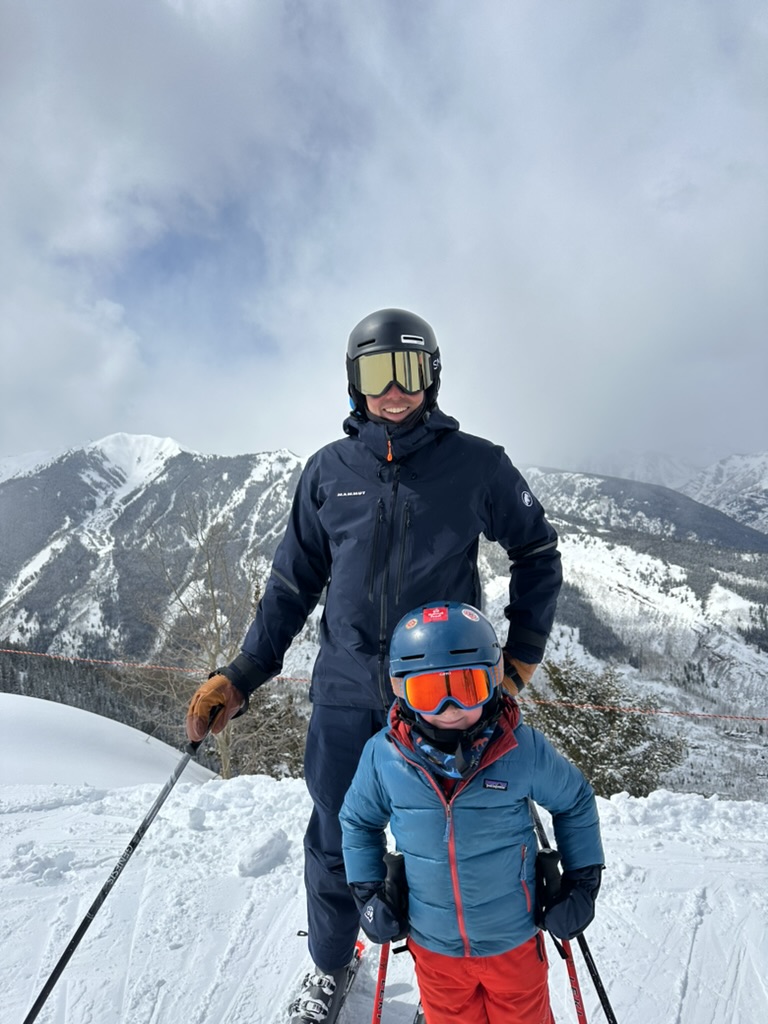Instructor con niños aprendiendo ski en Cerro Catedral, Bariloche