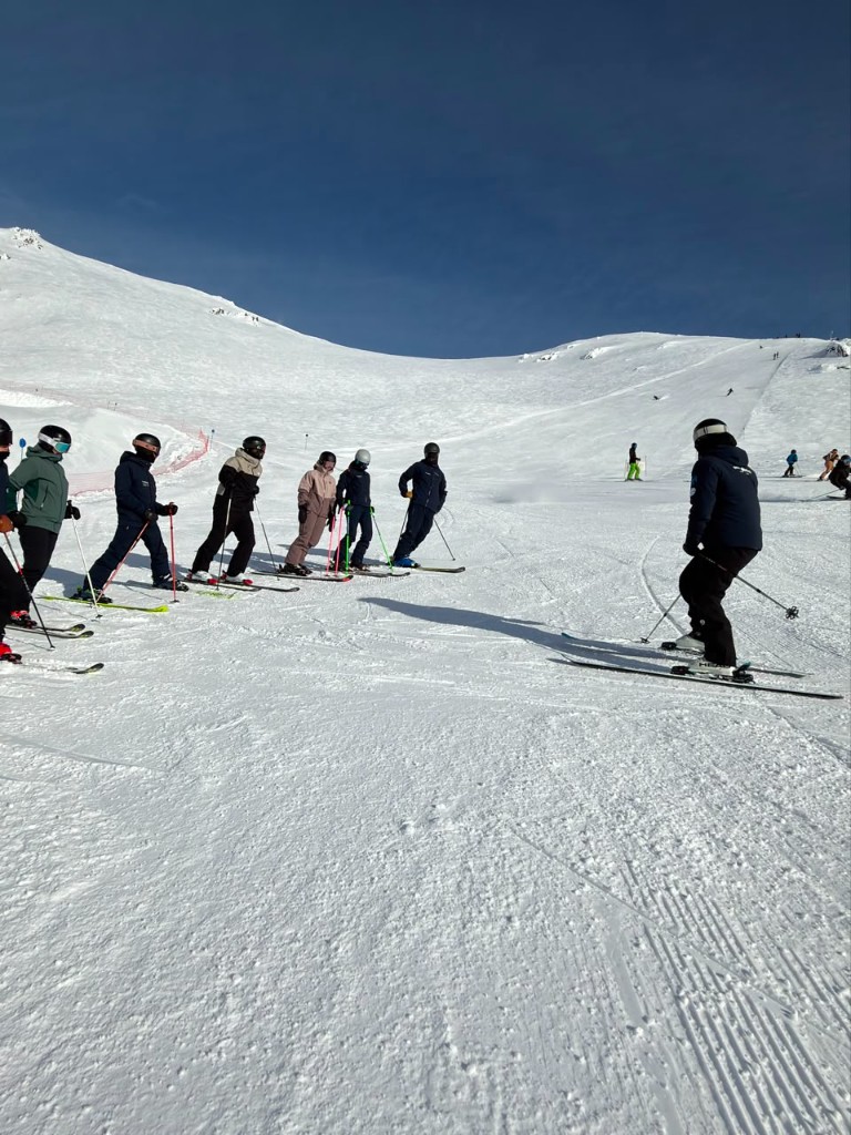 Clínica de ski para esquiadores avanzados en Cerro Catedral, Bariloche, con instructor y grupo en pista